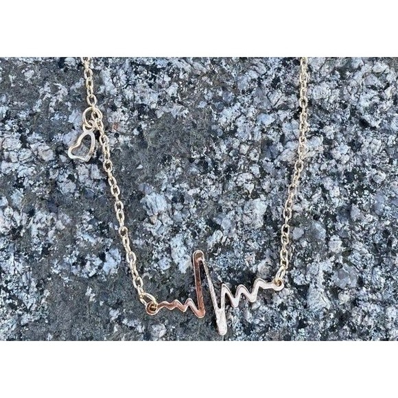 Heart beat Necklace with small heart charm - Picture 3 of 4